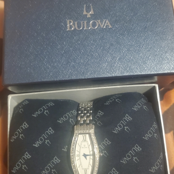 LADIES BULOVA WATCH - Picture 6 of 6